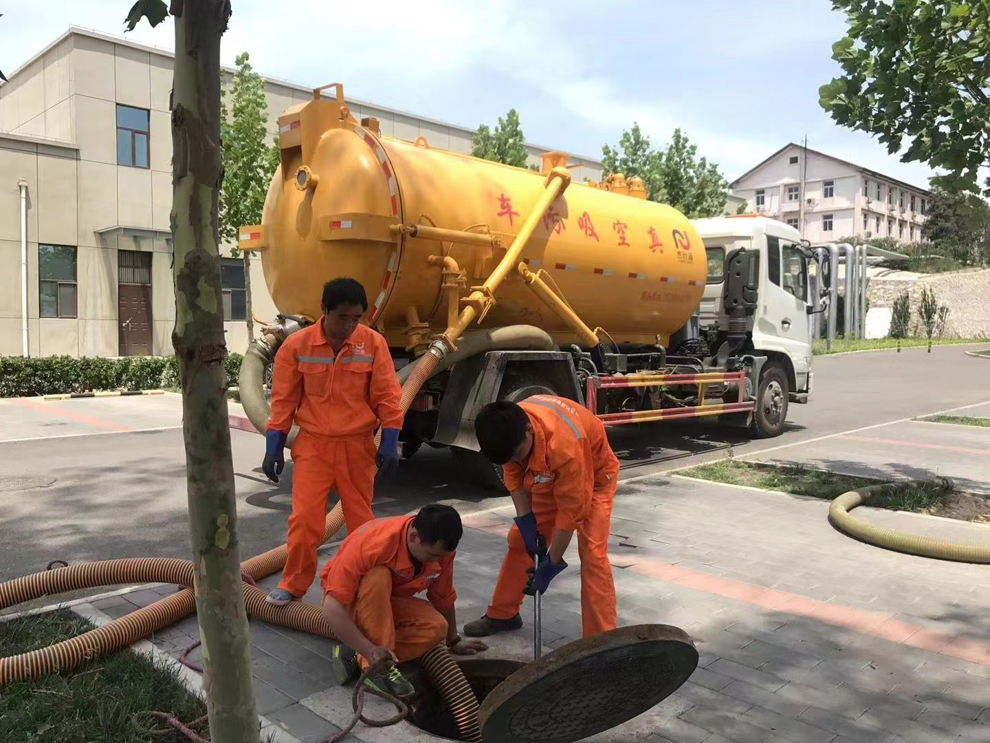 蜀山管道疏通车停在窨井附近