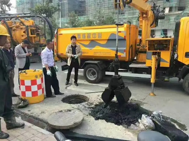 蜀山街道：网格员化身“清道夫”，为民解忧疏通“堵心”化粪池