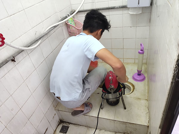蜀山肥皂掉到马桶里把马桶堵住了怎么办？马桶堵住了怎么办
