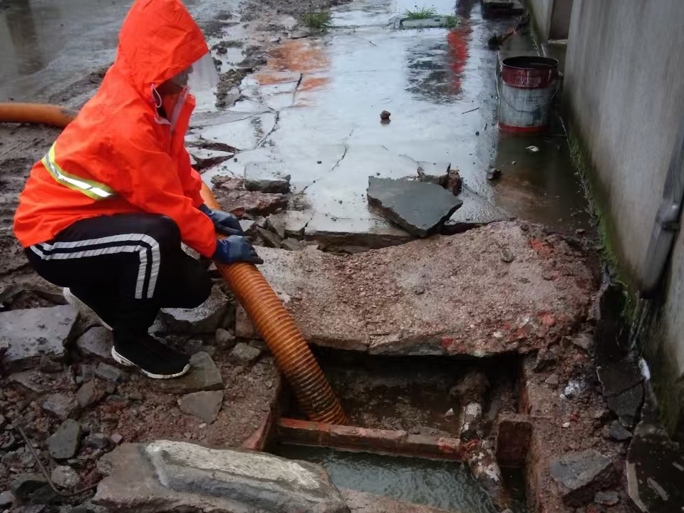 蜀山专业清理污水池 炜誉市政以规范流程守护城市 “肠道”